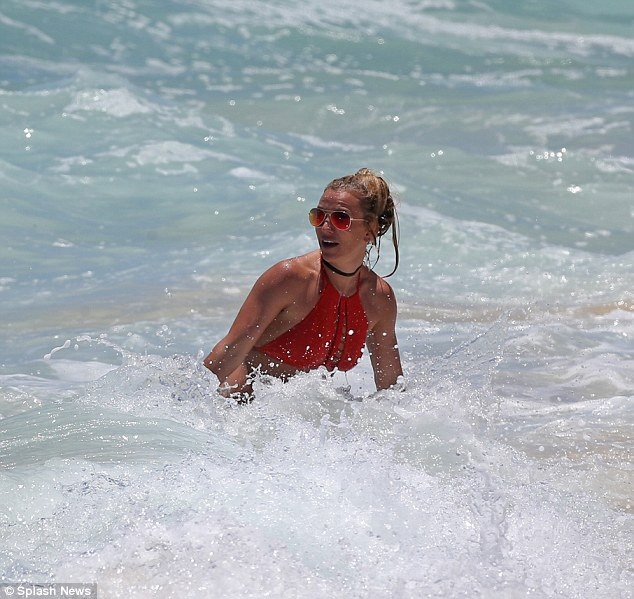 Britney Spears khoe dáng săn chắc trên bãi biển - 8 Britney Spears khoe dáng săn chắc trên bãi biển - 8