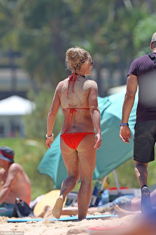 Britney Spears khoe dáng săn chắc trên bãi biển - 12 Britney Spears khoe dáng săn chắc trên bãi biển - 12