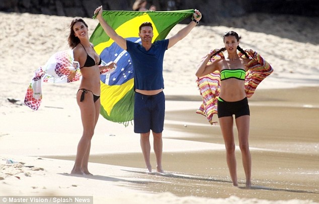 "Thiên thần" nội y cuốn hút trên biển - 2
Siêu mẫu 36 tuổi tạo dáng cùng Ryan Seacrest (giữa) và người đồng nghiệp Adriana Lima.