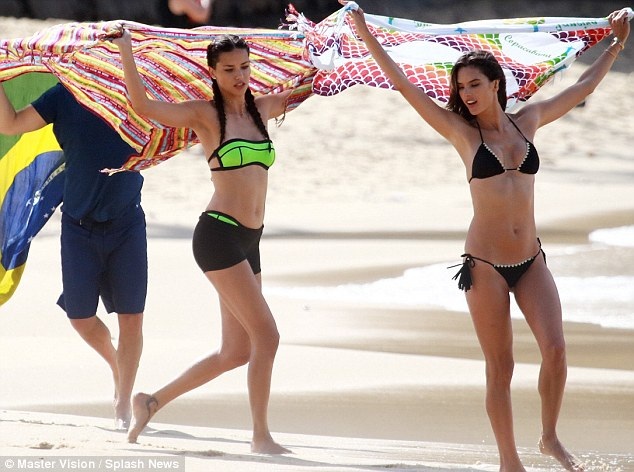 "Thiên thần" nội y cuốn hút trên biển - 5
Cô bạn đồng nghiệp Adriana Lima cũng xuất hiện trong clip quảng cáo cho Thế vận hội mùa hè 2016. Cả hai người đẹp đều là siêu mẫu con cưng của nhãn hiệu nội y Victoria Secret.