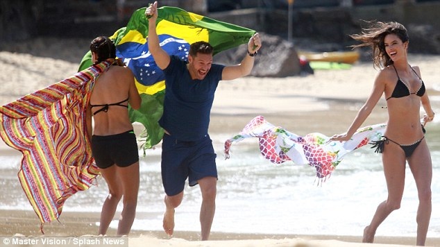 "Thiên thần" nội y cuốn hút trên biển - 4
Alessandra Ambrosio có mặt tại quê nhà Brazil từ đầu tuần trước và khá bận rộn. Cô tranh thủ đi thăm bạn bè và họ hàng khi có thời gian rảnh. Siêu mẫu 35 tuổi đang sống và lập nghiệp chủ yếu tại Mỹ.