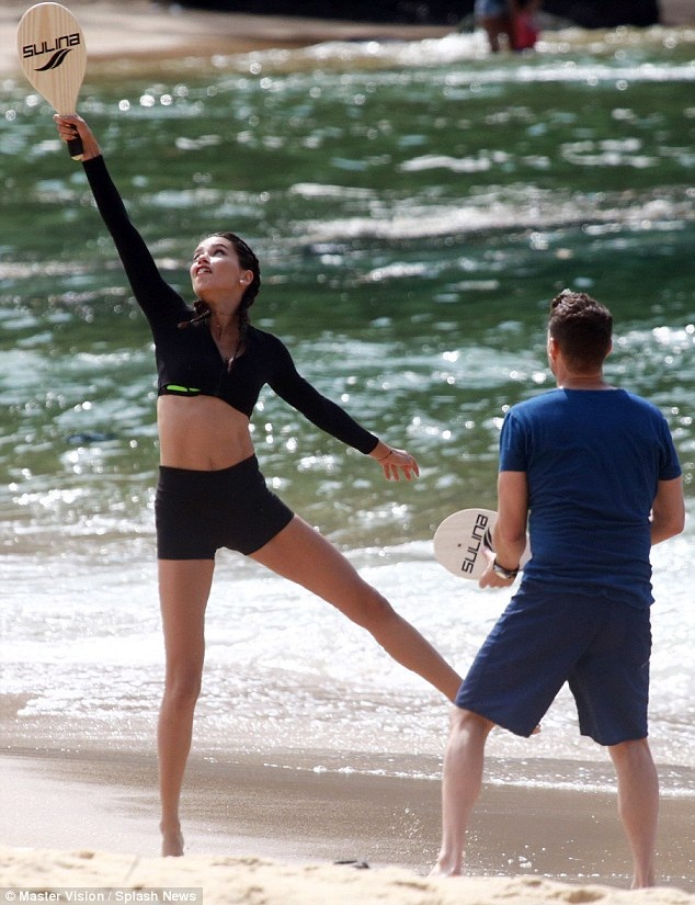 "Thiên thần" nội y cuốn hút trên biển - 7
Adriana Lima đã kết hôn và ly dị chồng. Cô hiện đang sống cùng 2 con gái. Siêu mẫu 35 tuổi thu được 9 triệu đô la Mỹ trong năm ngoái và đứng thứ 2 trong danh sách những người mẫu kiếm tiền giỏi nhất thế giới năm 2016 do tạp chí Forbes bầu chọn.