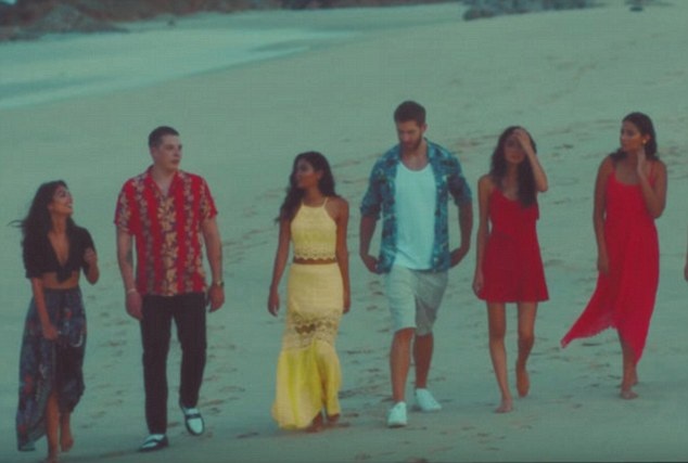 
Một cảnh trong clip Olé giống hình ành Taylor đi dạo dọc bờ biển cùng Tom và những người thân trong gia đình anh khi về thăm họ vào tháng 6/2016.
