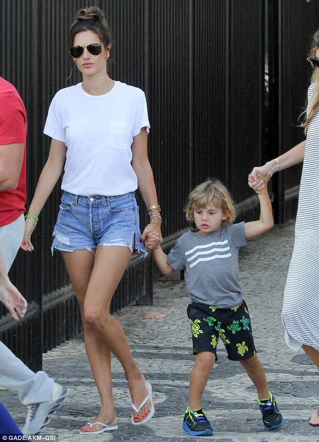 "Thiên thần" nội y cuốn hút trên biển - 17
Alessandra Ambrosio tranh thủ dẫn các con đi chơi trong thời gian về Brazil làm việc và thăm nhà.