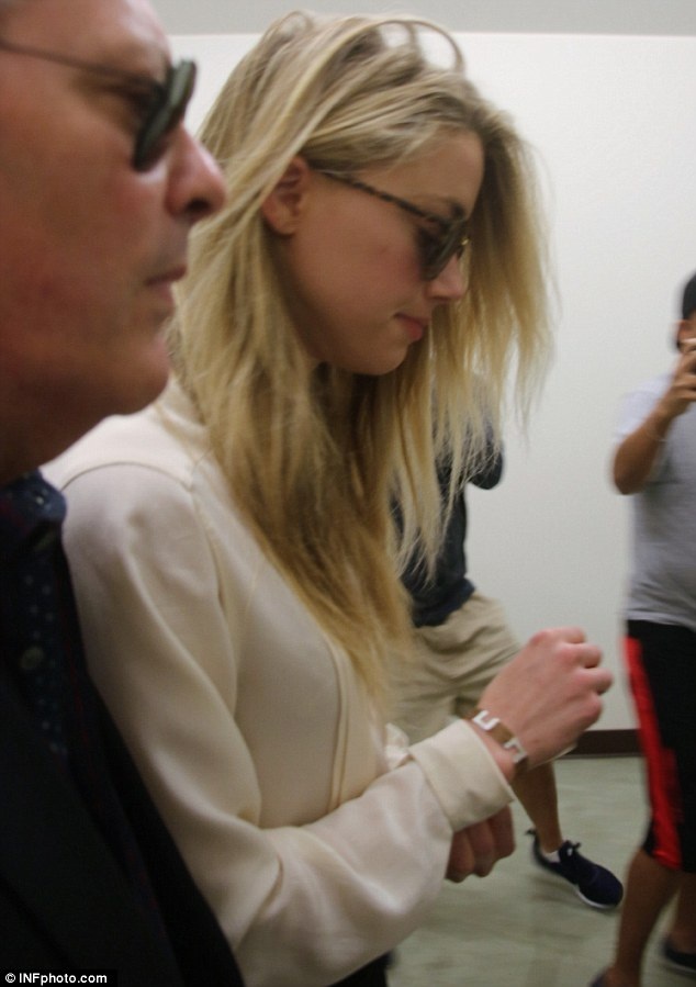 Amber Heard gào khóc từ chối đối mặt với Johnny Depp - 4
Amber Heard đệ đơn ly dị Johnny Depp vào tháng 5 vừa rồi.
