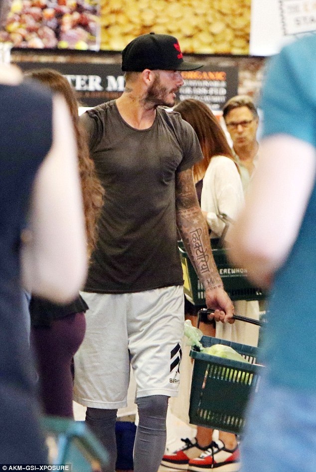 
Loạt hình xăm trên cánh tay của David và dáng vóc đẹp khiến anh nổi bật giữa khách hàng của siêu thị.
