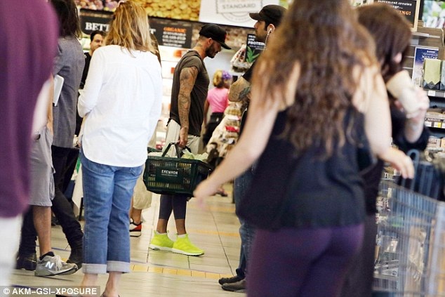 
Cựu đội trưởng đội tuyển Anh đang nghỉ hè tại California cùng vợ, Victoria, và bốn đứa con Brooklyn, 17 tuổi, Romeo, 13 tuổi, Cruz, 11 tuổi và Harper, 5 tuổi.
