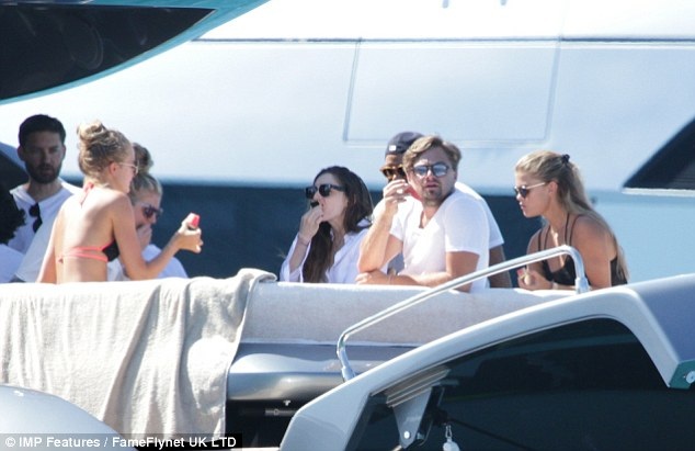 
Tháng 7 vừa rồi, anh dành thời gian đi du lịch khắp châu Âu cùng siêu mẫu người Đan Mạch - Nina Agdal.
