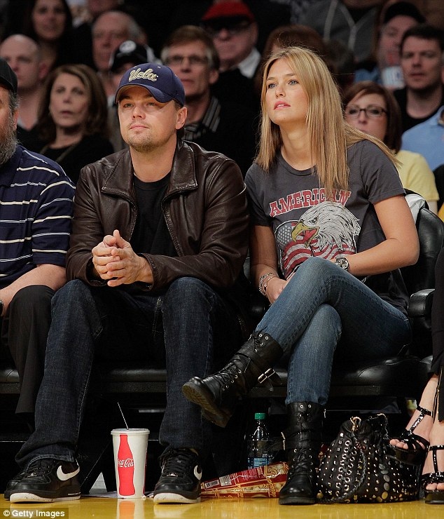 
Sau Gisele, Leonardo là bạn trai của người đẹp Isarel - Bar Refaeli.
