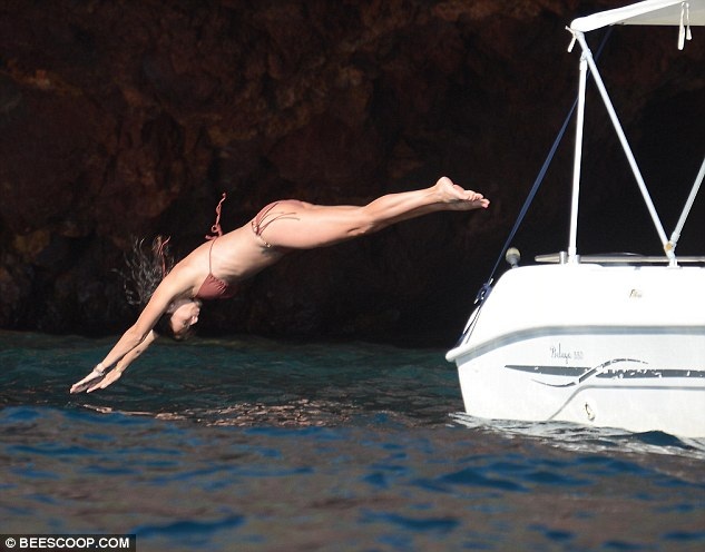 
Nữ ca sĩ nổi tiếng tạo dáng tuyệt đẹp khi lao mình xuống nước.
