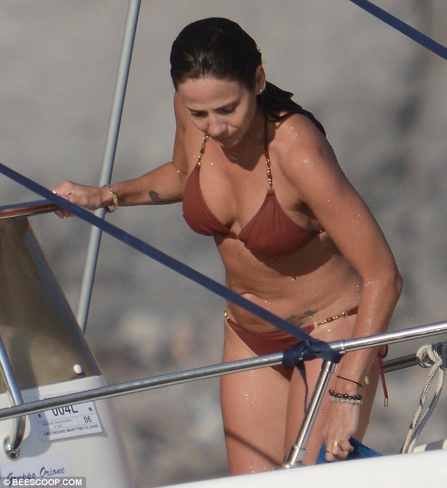 
Người đẹp có khá nhiều hình xăm nhỏ xinh trên cơ thể.
