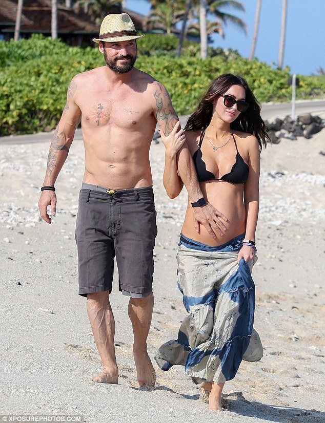 Vợ chồng Megan Fox đón “quý tử” thứ ba - 2
Sự xuất hiện của em bé thứ 3 đã giúp vợ chồng Megan và Brian trì hoãn việc ly dị.