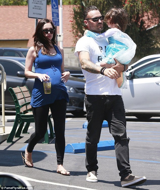 Vợ chồng Megan Fox đón “quý tử” thứ ba - 1
Megan Fox và chồng vừa chào đón đứa con trai thứ ba vào ngày 4/8.