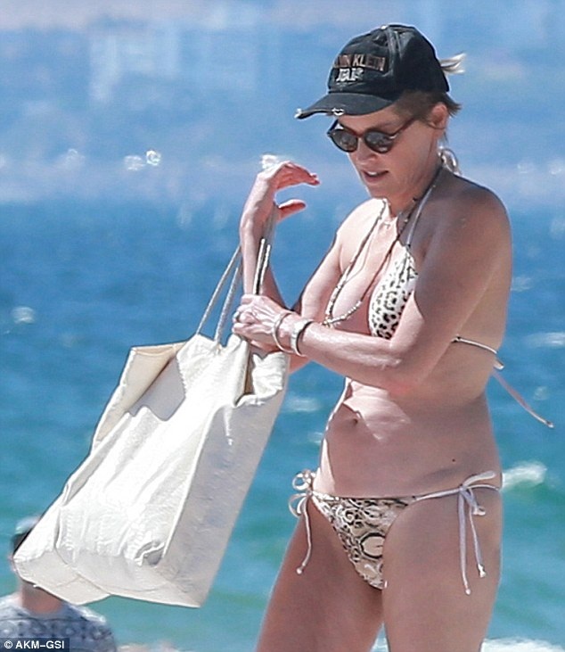 Sao "Bản năng gốc" bị "lộ hàng" trên biển - 1
Ngôi sao điện ảnh Sharon Stone đang đi nghỉ hè cùng bạn bè tại Venice, Ý. Người đẹp 58 tuổi thu hút sự chú ý của giới săn tin khi xuất hiện trong bộ áo tắm hai mảnh trên bãi biển, ngày 12/8.