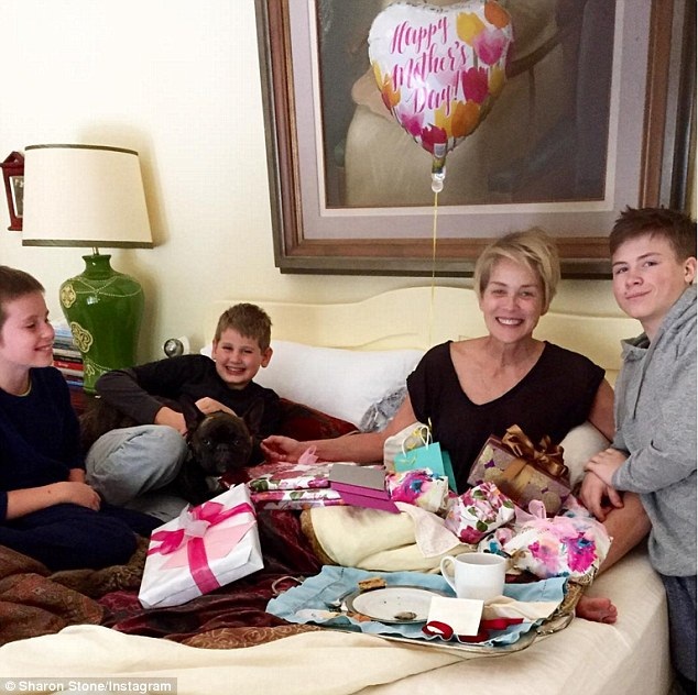 Sao "Bản năng gốc" bị "lộ hàng" trên biển - 6
Sharon Stone hạnh phúc bên ba đứa con nuôi của mình. Ngôi sao xinh đẹp hiện vẫn tích cực với các hoạt động của làng giải trí, theo đuổi đam mê điện ảnh và những công việc xã hội trên khắp thế giới.