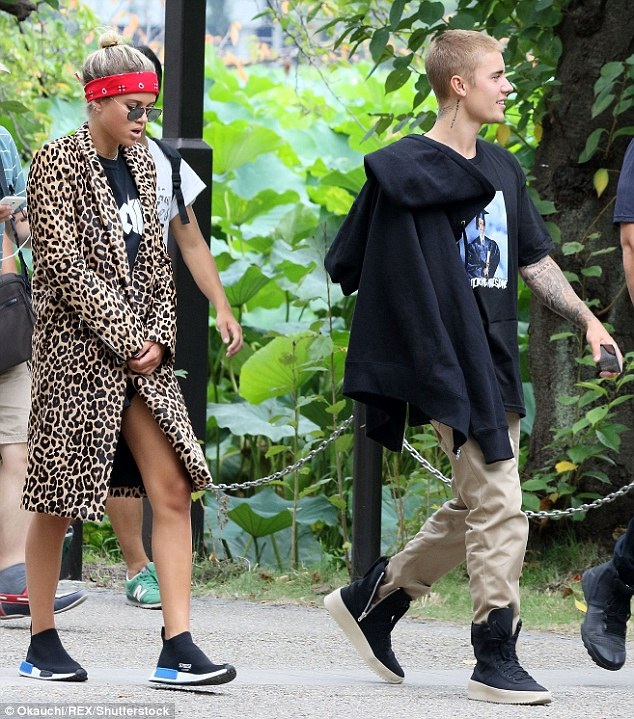 Justin Bieber khóa môi bạn gái mới say đắm - 9
Cặp tình nhân trẻ Justin và Sofia gây chú ý khi xuất hiện hạnh phúc bên nhau tại Nhật vào cuối tuần trước. Tuy nhiên, kể từ khi Justin và Selena khẩu chiến trên mạng, cặp đôi không đi cùng nhau.