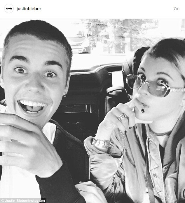 Sau trận cãi nhau nảy lửa, Justin Bieber phớt lờ Selena Gomez - 1
Justin Bieber công khai mối quan hệ với bạn gái mới Sofia Richie, con gái của danh ca Lionel Richie.