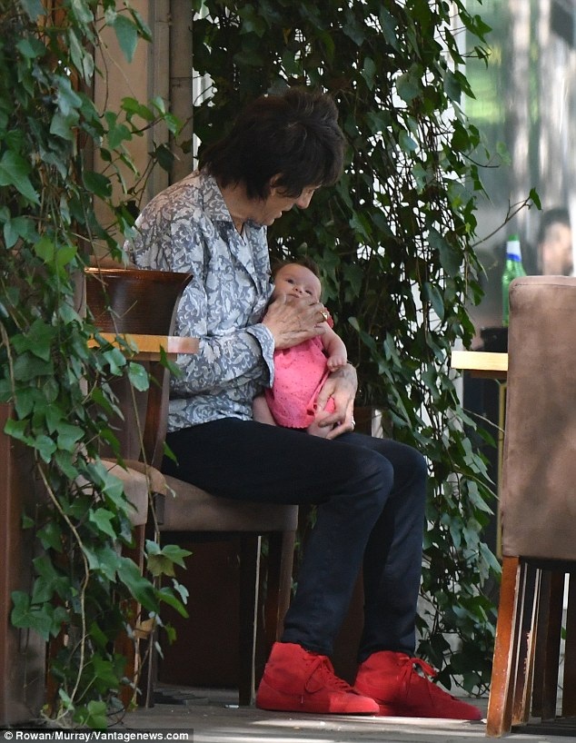69 tuổi, sao của nhóm Rolling Stones bận rộn chăm con "mọn" - 4
Ronnie hạnh phúc bế bồng và cưng nựng cô con gái, hiện được gần 2 tháng tuổi trên tay. Ở tuổi 69 và đã lên chức ông, Ronnie lại bận rộn với việc chăm sóc con mọn.