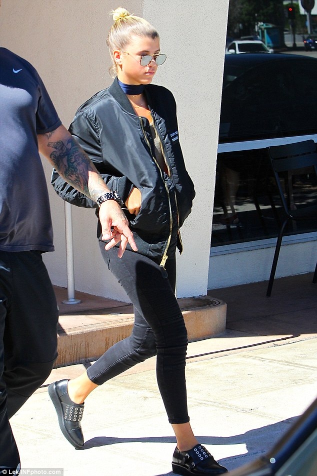 Justin Bieber khóa môi bạn gái mới say đắm - 6
Sofia Richie là con gái của một ngôi sao ca nhạc nổi tiếng thế giới. Cô gái 17 tuổi hiện đang là người mẫu, tuy nhiên, việc hò hẹn với hoàng tử nhạc Pop mới thực sự giúp cô trở nên nổi tiếng.