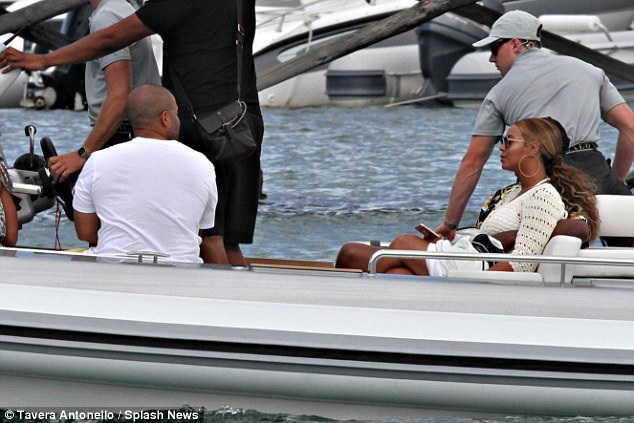 Beyonce Knowles buồn bã suốt kỳ nghỉ với chồng và con gái - 3
Dù đi nghỉ tại một trong những địa điểm du lịch được yêu thích nhất của giới sao Hollywood, nhưng tâm trạng của Beyonce không mấy vui vẻ. Cô không trò chuyện nhiều với chồng, trông buồn bã và tay luôn lăm lăm cái điện thoại.