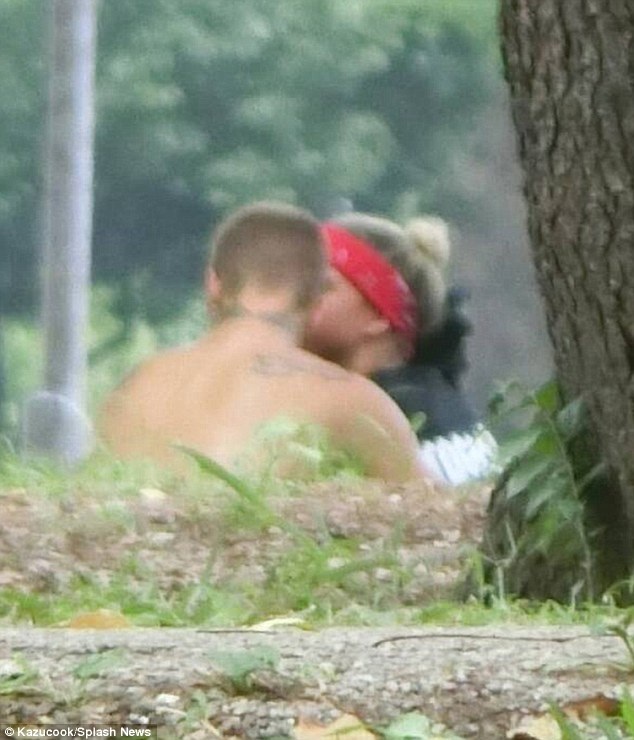 Justin Bieber khóa môi bạn gái mới say đắm - 1
Justin Bieber và bạn gái hiện tại - Sofia Richie hò hẹn trong công viên Ueno Park ở Tokyo, Nhật Bản, cuối tuần trước. Những hình ảnh này xuất hiện trên các phương tiện truyền thông, không lâu sau khi Justin và người cũ Selena Gomez tranh cãi nhau nảy lửa trên mạng.