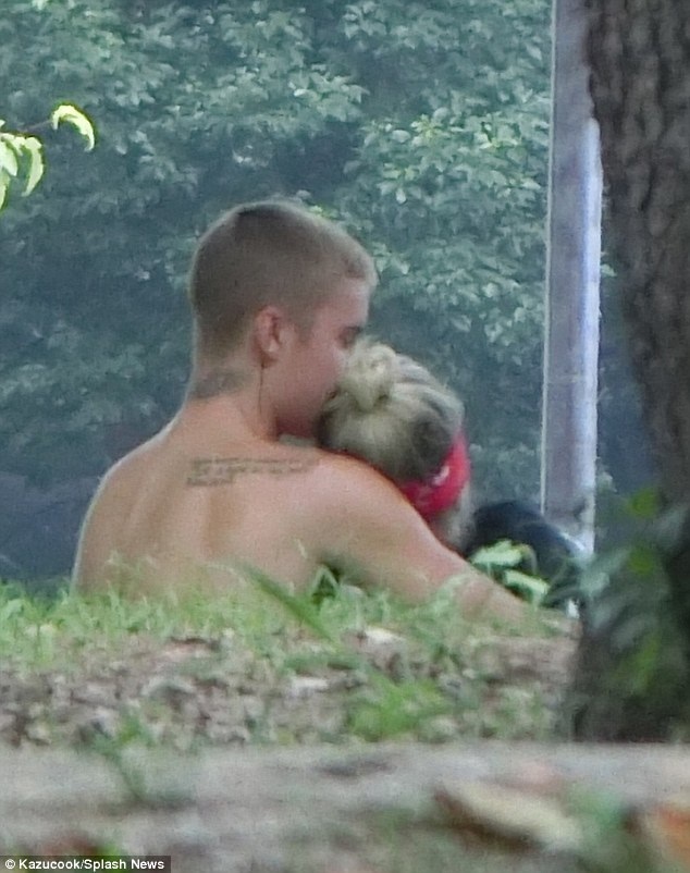 Justin Bieber khóa môi bạn gái mới say đắm - 3
Giọng ca 22 tuổi âu yếm bạn gái 17 tuổi trong công viên. Justin đã lên tiếng bảo vệ bạn gái mới khi có một số khán giả chỉ trích, đả kích cô.