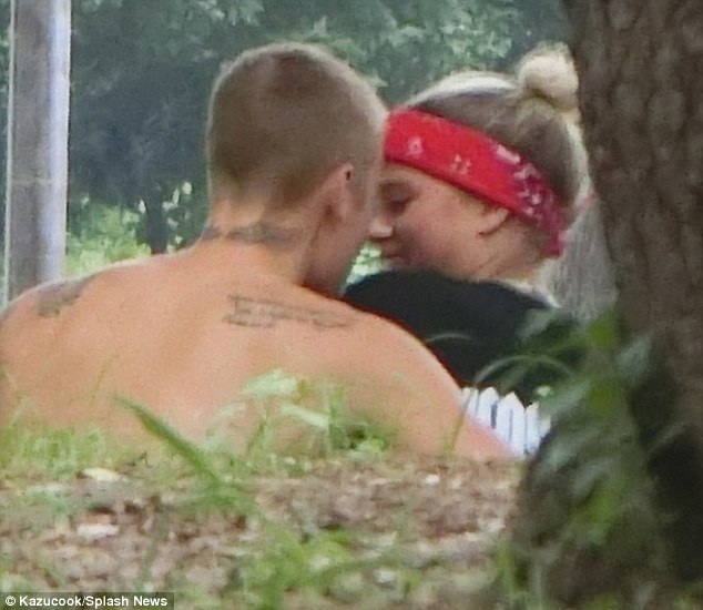 Justin Bieber khóa môi bạn gái mới say đắm - 4
Để bảo vệ bạn gái mới, Justin đã quyết định xóa bỏ hoàn toàn trang Instagram hơn 77 triệu người theo dõi của anh.