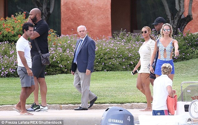Beyonce Knowles buồn bã suốt kỳ nghỉ với chồng và con gái - 7
Beyoncé và Jay Z trở thành tình nhân vào năm 2002 khi nữ ca sĩ xinh đẹp tham gia album ca nhạc mới của anh. Cặp đôi làm đám cưới vào năm 2008 và tới năm 2012, họ chào đón cô con gái đầu lòng. Trước đó, Beyonce từng bị sảy thai tới hai lần và cô mô tả đây là điều buồn nhất trong cuộc đời cô.