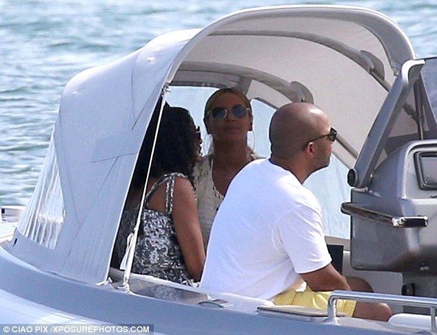 Beyonce Knowles buồn bã suốt kỳ nghỉ với chồng và con gái - 5
Thậm chí, có nguồn tin khẳng định, trong thời gian đi nghỉ tại Sardinia, ngôi sao ca nhạc 34 tuổi và chồng còn có một cuộc tranh cãi căng thẳng.