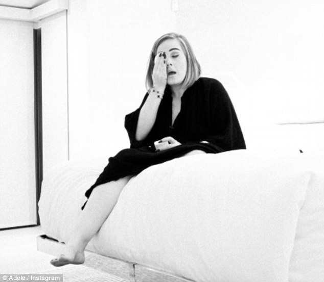 Adele gây sốc khi lộ mặt “mộc” - 4
Nữ ca sĩ 28 tuổi nhận được sự ủng hộ của khán giả hâm mộ vì dũng cảm để lộ mặt mộc.