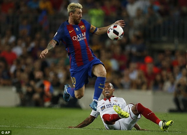 Messi lập công, Barcelona giành Siêu Cup Tây Ban Nha - 3
Messi ấn định thắng lợi 3-0 chung cuộc cho Barcelona tại Nou Camp