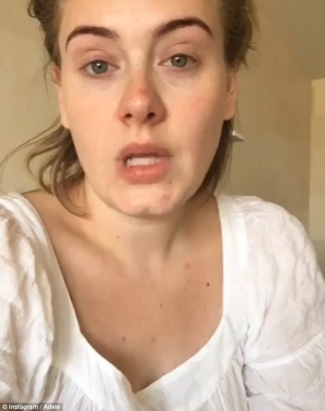 Adele gây sốc khi lộ mặt “mộc” - 1 Adele gây sốc khi lộ mặt “mộc” - 1