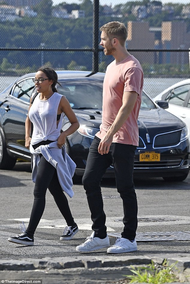 
Calvin Harris thu hút sự chú ý cùa giới săn tin khi xuất hiện cùng nữ ca sĩ Tinashe, bạn gái tin đồn hiện tại của anh, tại New York, Mỹ.
