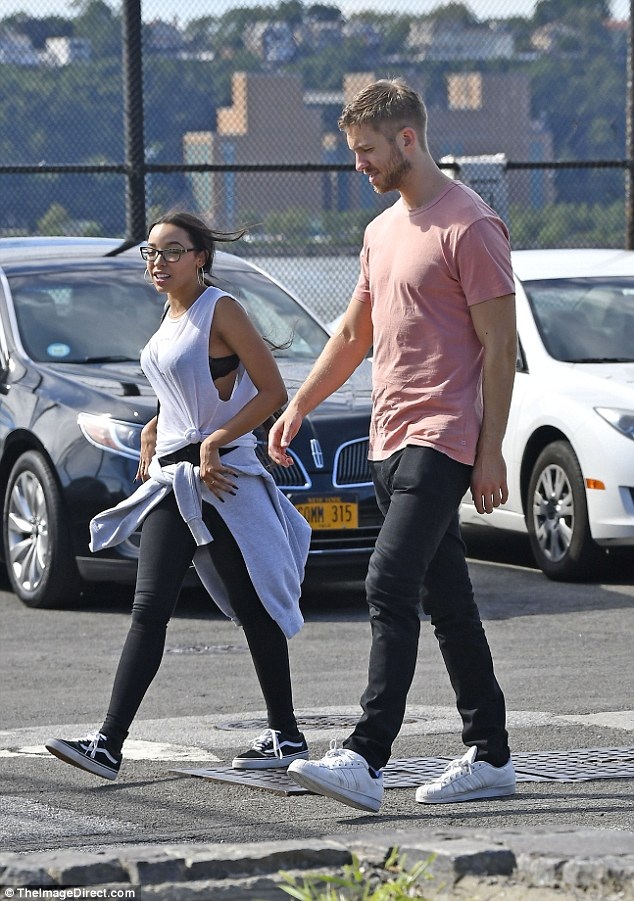 
Calvin và Tinashe trò chuyện vui vẻ trước khi lên máy bay. Nếu thực sự hò hẹn, cặp đôi đã ở bên nhau khoảng 1 tháng.
