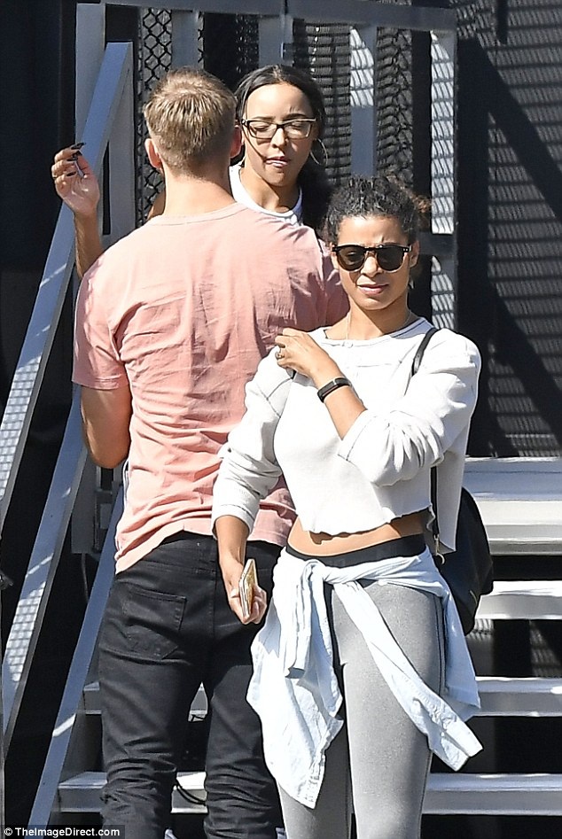 
Anh ôm hôn Tinashe trước khi hai người lên máy bay.
