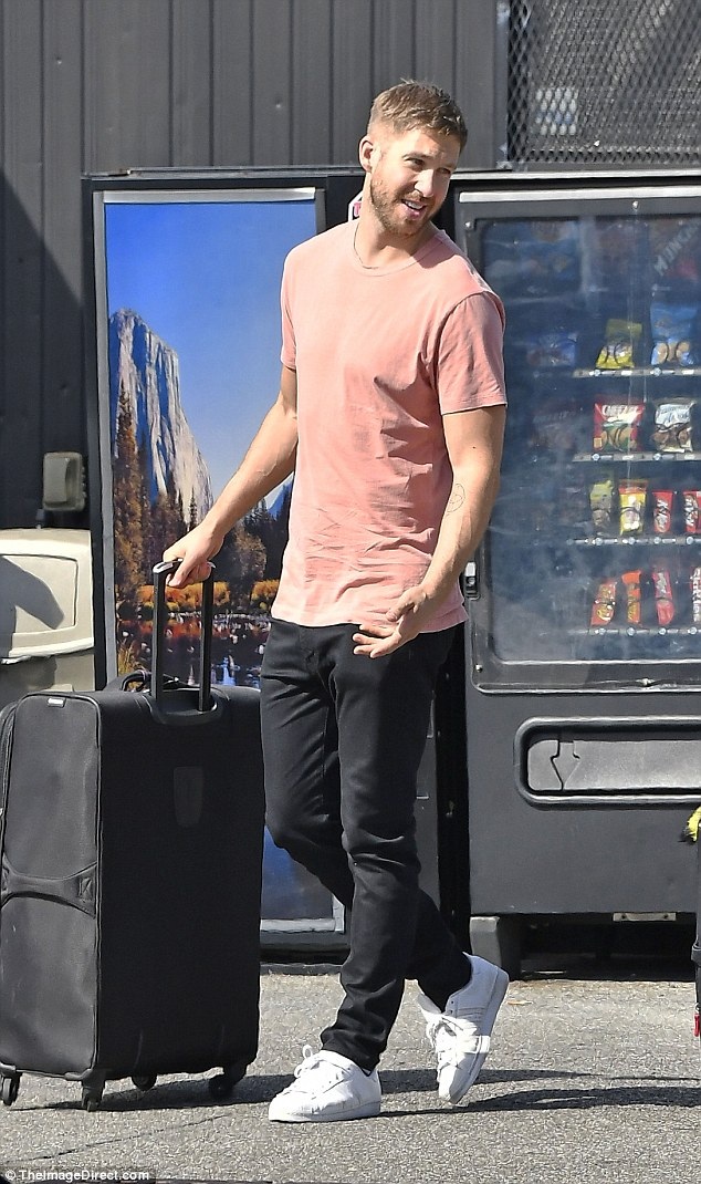 
Calvin trông khá vui vẻ và thoải mái khi ở bên Tinashe.
