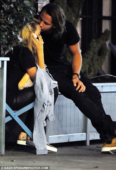 Hậu ly dị Johnny Depp, Amber Heard "quẩy" tưng cùng bạn bè - 3
Margot Robbie tranh thủ trò chuyện trên điện thoại khi bạn trai tặng lên trán cô một nụ hôn tình cảm.