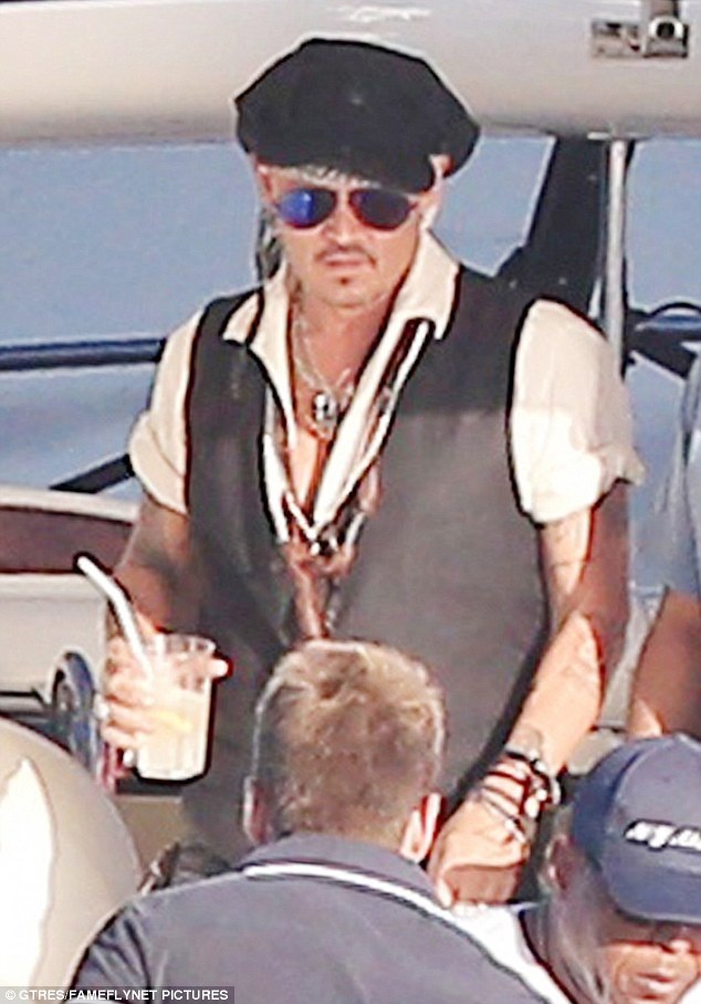 Johnny Depp xuất hiện lần đầu tiên sau khi thống nhất ly dị với Amber Heard - 15 Johnny Depp xuất hiện lần đầu tiên sau khi thống nhất ly dị với Amber Heard - 15