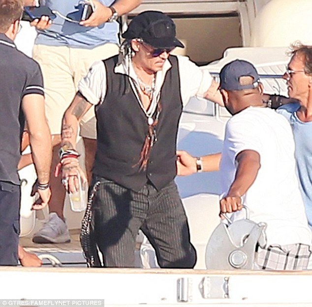Johnny Depp xuất hiện lần đầu tiên sau khi thống nhất ly dị với Amber Heard - 11 Johnny Depp xuất hiện lần đầu tiên sau khi thống nhất ly dị với Amber Heard - 11