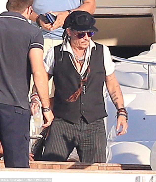 Johnny Depp xuất hiện lần đầu tiên sau khi thống nhất ly dị với Amber Heard - 7 Johnny Depp xuất hiện lần đầu tiên sau khi thống nhất ly dị với Amber Heard - 7