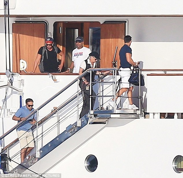 Johnny Depp xuất hiện lần đầu tiên sau khi thống nhất ly dị với Amber Heard - 5
Chuyện tình cảm đã làm ảnh hưởng khá nhiều tới công việc của Johnny Depp khi bộ phim bom tấn mà anh góp mặt cũng không đạt doanh thu phòng vé như mong muốn.