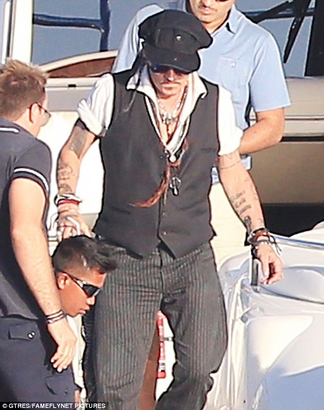 Johnny Depp xuất hiện lần đầu tiên sau khi thống nhất ly dị với Amber Heard - 6
Johnny Depp dự định nghỉ trên du thuyền này vài tuần trước khi trở về cuộc sống bình thường.