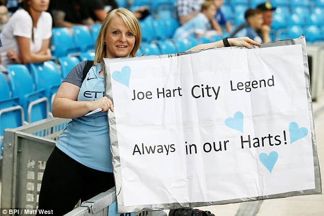 
Người hâm mộ Man City với những tấm biểu ngữ ủng hộ Joe Hart
