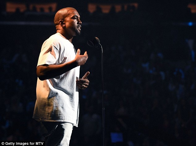 Bị tình cũ và Kanye West “đá xéo”, Taylor Swift bình thản hầu tòa - 6
Kanye West đá xéo Taylor Swift tại lễ trao giải MTV VMAs năm 2016 diễn ra tại New York, ngày 29/8 khi cô vắng mặt.