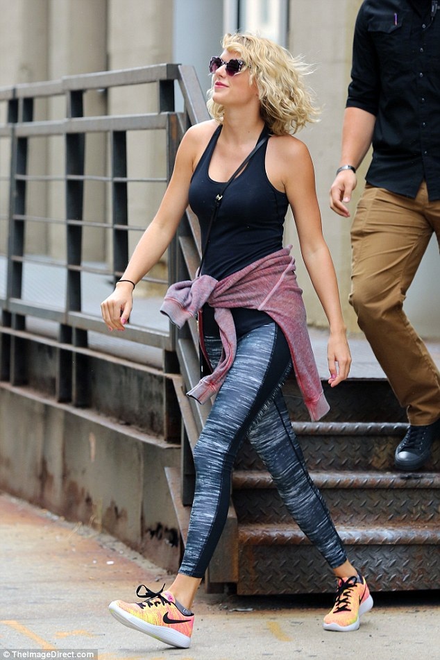 Tom Hiddleston và Taylor Swift chia tay sau 3 tháng hò hẹn - 5
Nữ ca sĩ tóc vàng trông khá vui vẻ.