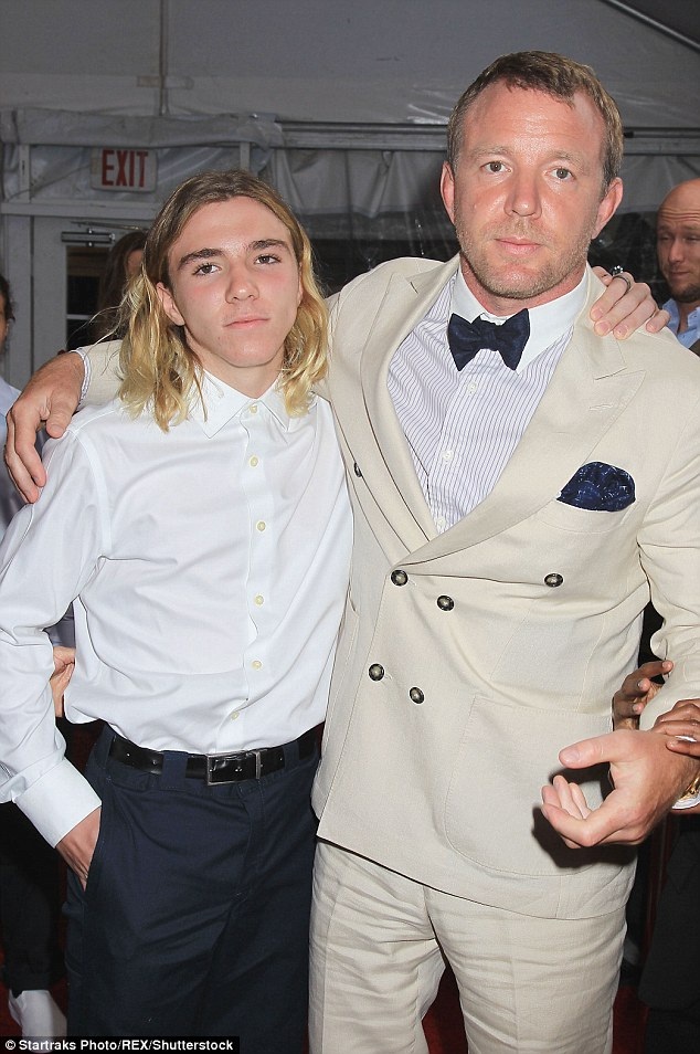 Madonna hạnh phúc khi được đoàn tụ với con trai - 6
Rocco và cha ruột, đạo diễn Guy Ritchie