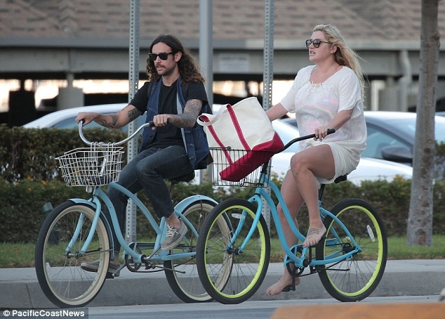 Kesha "phát tướng" trong ngày trở lại với âm nhạc - 11
Dù vụ kiện vài năm với Dr.Luke vẫn chưa mang lại hiệu quả nhưng Kesha tuyên bố cô sẽ theo đuổi đến cùng vì muốn sự thật được phơi bày.