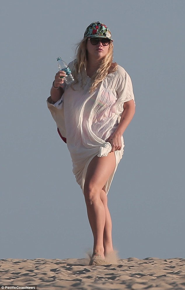 Kesha "phát tướng" trong ngày trở lại với âm nhạc - 6
Kesha và bạn trai tranh thủ nghỉ ngơi trước khi sang Trung Quốc trình diễn.