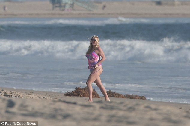Kesha "phát tướng" trong ngày trở lại với âm nhạc - 5
Nữ ca sĩ tóc vàng tự tin khoe dáng trên bãi biển.