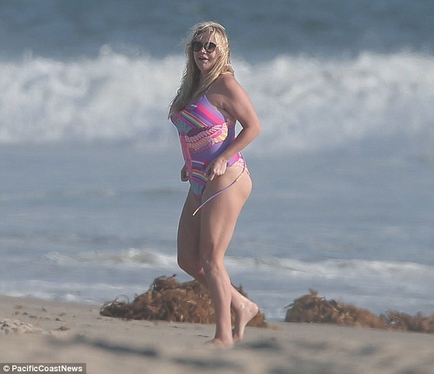 Kesha "phát tướng" trong ngày trở lại với âm nhạc - 2
Đầu năm nay, Kesha đã bị tòa xử thua khi kiện nhà sản xuất Dr.Luke, người đồng nghiệp lâu năm và thân thiết với cô, vì tội xâm hại tình dục trong thời gian hai người làm việc chung.